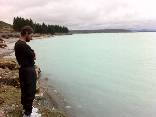  6 January 2011 à 13h53 - Alex en contemplation devant le Lac Pukaki. Admirez nos chaussures recouvertes de sacs plastique, c'est idéal pour garder les pieds au sec!